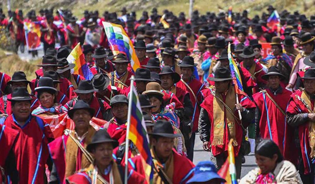 ponchos-rojos-marchan-hacia-el-centro-paceno-piden-liberacion-de-aprehendidos-y-recuperar-su-sede-25-09-2024-1